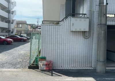 【駐車場】 | メゾン・ド・アンピール | 駐車場と明記されていても、最小スペースでつくられた駐車場だと大型車は駐車できなかったり、出入りしにくくなったりする可能性があります。お車のサイズと購入したい物件の駐車場のサイズを現地で確認しましょう。