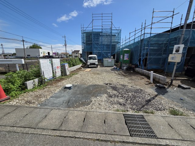 新築　太田市東今泉町　1号棟　GRAFARE　2号棟の駐車場|現地写真　駐車は建物北側に縦並列4台可能です！