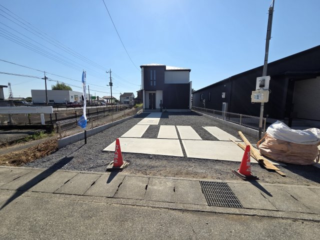 新築　太田市東今泉町　2号棟　GRAFAREの駐車場|現地写真　駐車は建物北側に縦並列4台可能です！