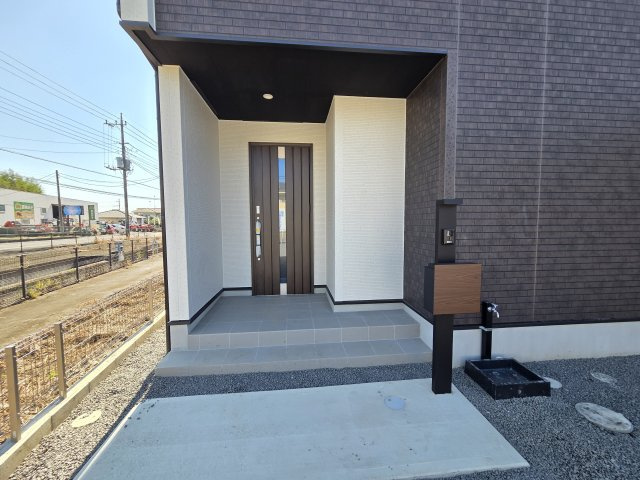 新築　太田市東今泉町　2号棟　GRAFAREの玄関|現地写真　TVモニター付きドアホンはポストと一体型！