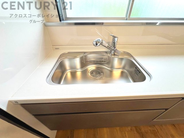 大きなシンクでお鍋などの大きな調理器具を洗う際にも便利です。
