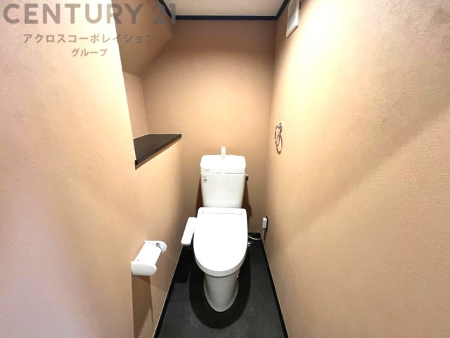 温水洗浄便座付トイレは温水洗浄機能により、暖かい水でおしりを洗浄することができ、冷たい水を使う従来の便座に比べ、温水洗浄機能で暖かいトイレを提供し、快適な使用を可能にします。