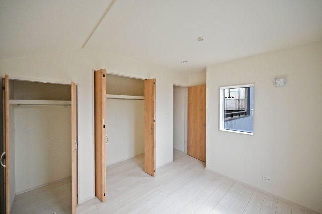 ブルーミングガーデン山本野里2丁目新築戸建て│3LDK+駐車2台可の収納|-洋室6.0帖-
ハンガーパイプと枕棚を備えたクローゼットを設置。衣類を掛けて収納でき、上段には季節物やバッグなども片付けられます。
