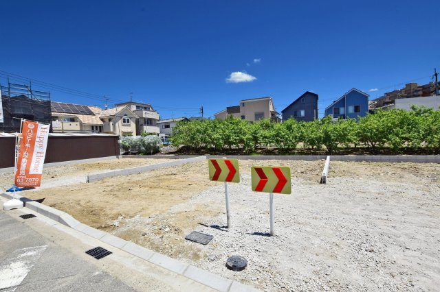ブルーミングガーデン山本野里2丁目新築戸建て│3LDK+駐車2台可の前面道路含む現地写真|2号棟外観写真になります。
バスで阪急「伊丹」駅12分、バス停「大野」停歩3分の立地です。
