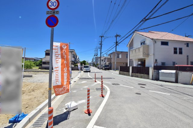 ブルーミングガーデン山本野里2丁目新築戸建て│3LDK+駐車2台可の前面道路含む現地写真|現地北側から撮影した写真です。前面道路は西側5.8ｍ公道です。