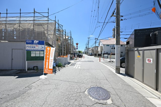 ブルーミングガーデン山本野里2丁目新築戸建て│3LDK+駐車2台可の前面道路含む現地写真|3号棟外観写真になります。
バスで阪急「伊丹」駅12分、バス停「大野」停歩3分の立地です。