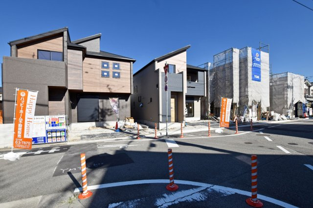 ブルーミングガーデン山本野里2丁目新築戸建て│3LDK+駐車2台可の外観|バスで阪急「伊丹」駅12分、バス停「大野」停歩3分の立地！全4区画のニュータウンが登場致しました。耐震等級3×制震ダンパー装備！地震に強いお家です。