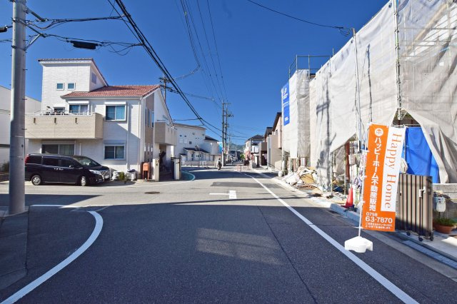 ブルーミングガーデン山本野里2丁目新築戸建て│3LDK+駐車2台可の前面道路含む現地写真|現地南側から撮影した写真です。前面道路は西側7.6ｍ公道です。