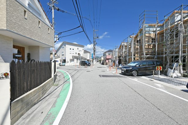 ブルーミングガーデン山本野里2丁目新築戸建て│3LDK+駐車2台可の前面道路含む現地写真|現地北側から撮影した写真です。前面道路は西側5.8ｍ公道です。