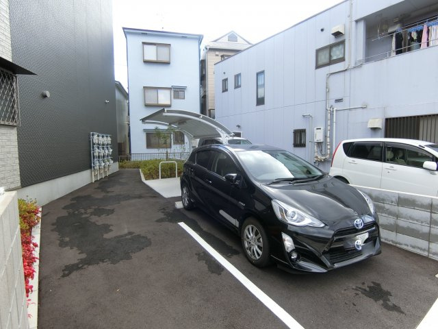 ヴィルヌーブ庄屋の駐車場