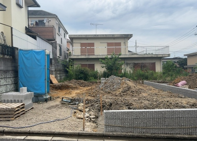 【バルコニー】 | バルコニーは、室外の専用スペースのうち、「屋根がなく開放された空間」であるものを指します。ベランダより広いタイプのものが多く、日当たりもよいため家庭菜園などを楽しみたい人にとって適した環境となります。