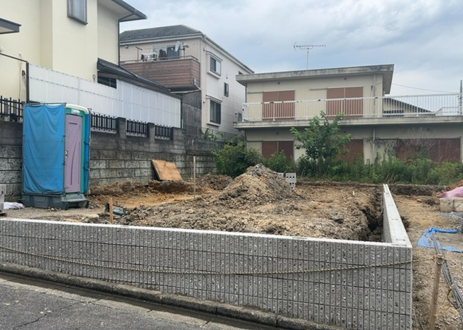 【構造・工法・仕様】 | 木造住宅とは土台、壁、柱など建築物の強度を支える構造体の材に木が使用されている構造を指します。構造体は建物の自重を支えるだけではなく風圧や水圧、積裁荷重などあらゆる衝撃に耐えるための基礎です。
