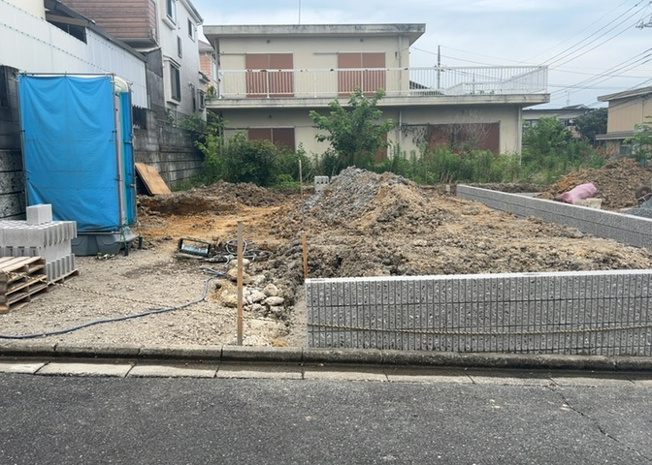 【冷暖房・空調設備】 | 基礎パッキング工法とは、床下の換気確保のため基礎と土台の間に緩衝材を挟み込む工法です。土台の下に数十センチの間隔で設置されるため、全体的な隙間が生まれます。床下換気口に比べて高い通気性が確保されます。