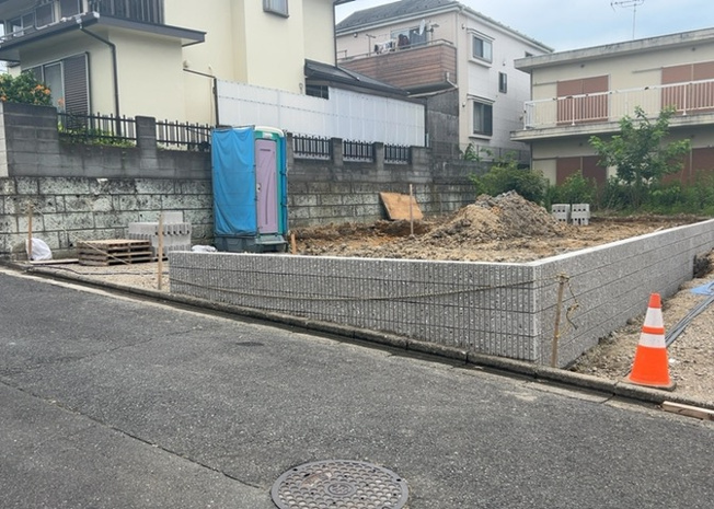 【前面道路含む現地写真】 | 道幅が広い場所は日当たりや風通が良好です。幅が広いのですれ違いも可能ですし大きな車でも駐車可能！一方で、大型車が通ることも多くなるため交通量の増加により騒音に繋がります。また土地の値段が高くなります。