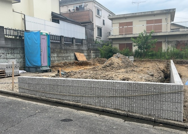 【外観】 | 現在は更地となっています。現地をご見学に行く際は、道路の幅や周辺の交通量、施設などをご確認頂くことをおすすめします！ある程度イメージをつけたいという場合は、同売主の施工事例や完成パースもお見せします。