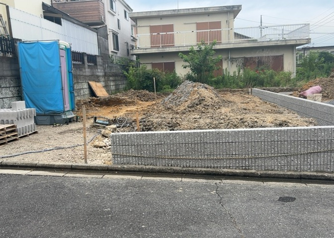 【駐車場】 | 車一台あたりに必要なスペースは、標準サイズの普通自動車で横幅2m50cm、長さ5mは必要になります。ただし、乗降のことも考慮して横幅3m30cm、長さ5m50cmほどは確保できるところを選びましょう。