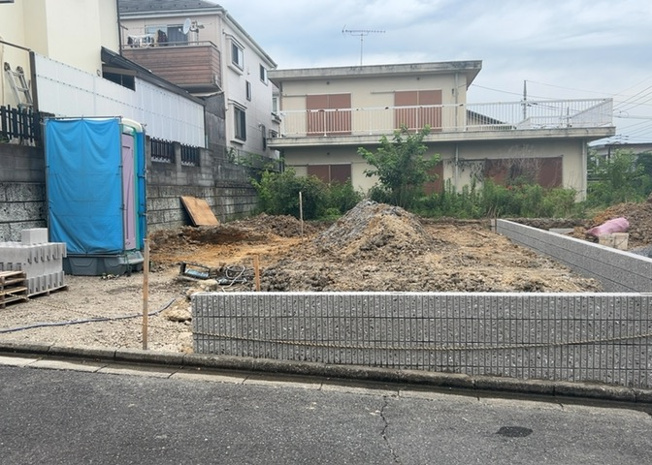 【庭】 | 庭のある家に住むことのメリットとして、子どもたちの遊び場を確保できること、ガーデニングや家庭菜園を楽しめること、明るさを確保できることがあります。また、配置を工夫することでプライバシーが確保できます。