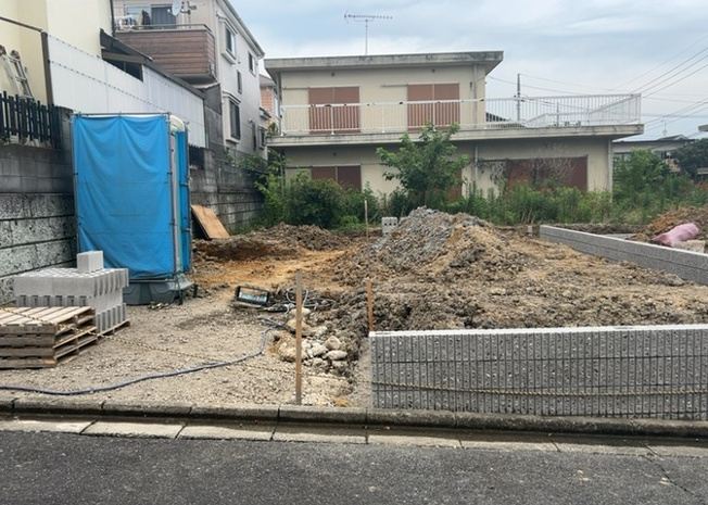 【玄関】 | 玄関は、狭すぎると複数人で使いにくく、広すぎても無駄な空間になりがちです。最低2畳を目安にして、家の広さとの兼ね合いや家族の人数を考慮して決めるとよいでしょう。現地を見学して快適な玄関を選びましょう！