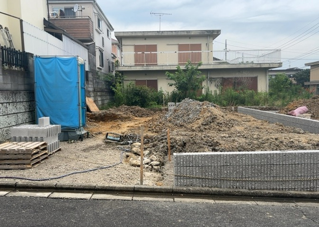 【玄関】 | 玄関ポーチにおいて最も重視すべきと言っても良いのが広さです。適切な広さの玄関ポーチでないと外見的なバランスは崩れてしまいますし、何より使いにくくなってしまいますので、現地で実際に下見をしてみましょう！