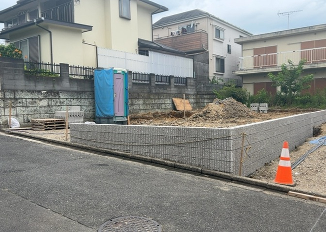 【前面道路含む現地写真】 | 住宅用の土地では前面道路に2m以上接していなければならないと法律で定められています。しかし、お持ちの車のサイズやライフスタイルなどにより、2mでは利便が悪い場合もございますので、事前に確認しましょう。