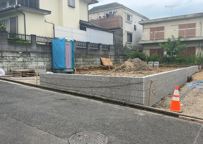 【前面道路含む現地写真】 | お持ちの車種によっては前面道路が広い方が便利でしょう。しかし、前面道路が広ければその分交通量が多くなるため、騒音などが気になる場合があります。実際に現地を見学し、周辺交通量や騒音などを確認しましょう！