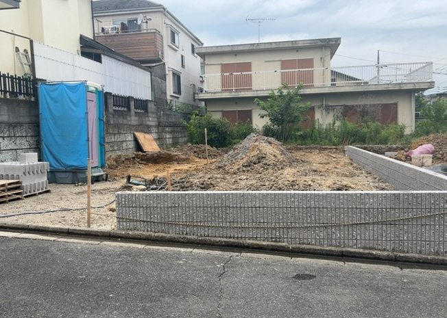 【庭】 | 庭があることでガーデニングや家庭菜園はもちろん、こどもの遊び場やペットを放して遊ぶことができます。また、家の周囲に余裕があるということです。隣地との間があれば、十分な日当たりと、風通しが確保できます。