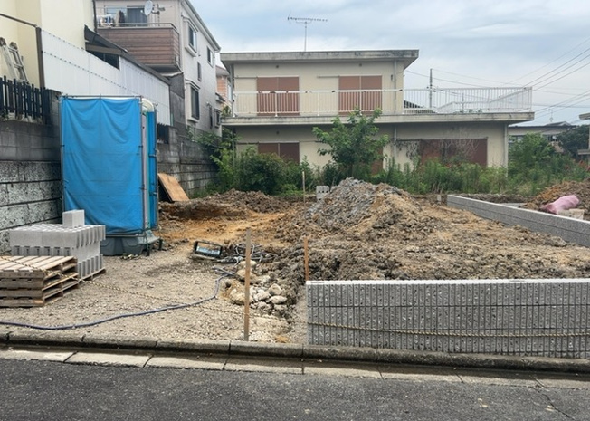 【玄関】 | 玄関は家の顔でもあり、家族以外の目にも止まる場所です。玄関は外との間を仕切る扉、靴などをしまっておく収納スペース、靴脱ぎのたたきスペース、来客とのやり取りをするドアホンなど複数のアイテムからなります。