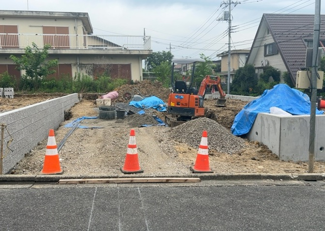 【バルコニー】 | バルコニーは、室外の専用スペースのうち、「屋根がなく開放された空間」であるものを指します。ベランダより広いタイプのものが多く、日当たりもよいため家庭菜園などを楽しみたい人にとって適した環境となります。