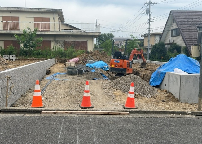 【冷暖房・空調設備】 | 基礎パッキング工法とは、床下の換気確保のため基礎と土台の間に緩衝材を挟み込む工法です。土台の下に数十センチの間隔で設置されるため、全体的な隙間が生まれます。床下換気口に比べて高い通気性が確保されます。