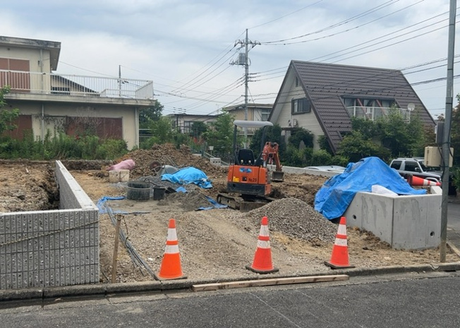 【外観】 | 現地に行くなら、物件の周囲の地形がどうなっているかを見ることも大切です。周辺より低くなっている土地では、大雨などで水が集まりやすいため、地盤が弱くなっているということも考えられるため、注意が必要です。