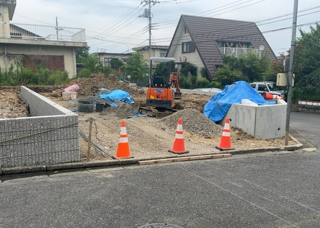 【前面道路含む現地写真】 | 道幅が広い場所は日当たりや風通が良好です。幅が広いのですれ違いも可能ですし大きな車でも駐車可能！一方で、大型車が通ることも多くなるため交通量の増加により騒音に繋がります。また土地の値段が高くなります。