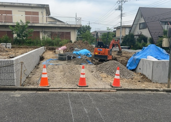 【駐車場】 | 車一台あたりに必要なスペースは、標準サイズの普通自動車で横幅2m50cm、長さ5mは必要になります。ただし、乗降のことも考慮して横幅3m30cm、長さ5m50cmほどは確保できるところを選びましょう。