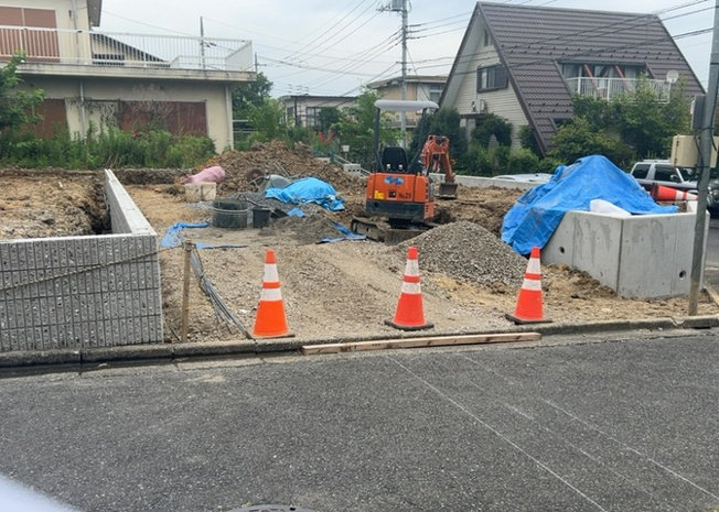 【庭】 | 庭のある家に住むことのメリットとして、子どもたちの遊び場を確保できること、ガーデニングや家庭菜園を楽しめること、明るさを確保できることがあります。また、配置を工夫することでプライバシーが確保できます。