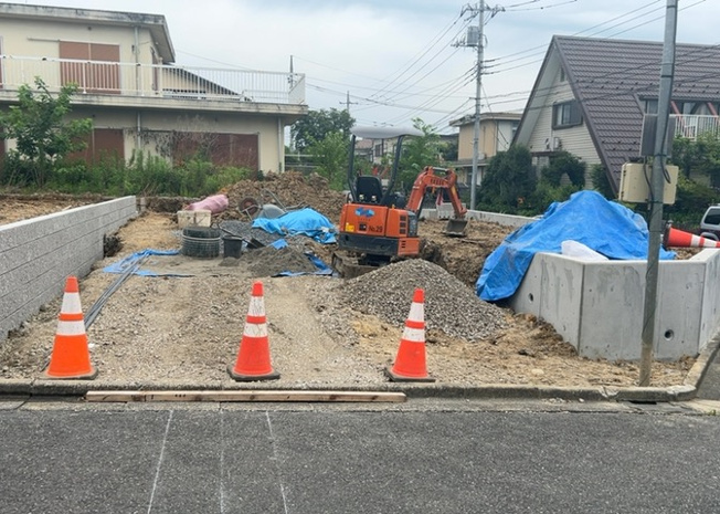 【玄関】 | 玄関は、狭すぎると複数人で使いにくく、広すぎても無駄な空間になりがちです。最低2畳を目安にして、家の広さとの兼ね合いや家族の人数を考慮して決めるとよいでしょう。現地を見学して快適な玄関を選びましょう！