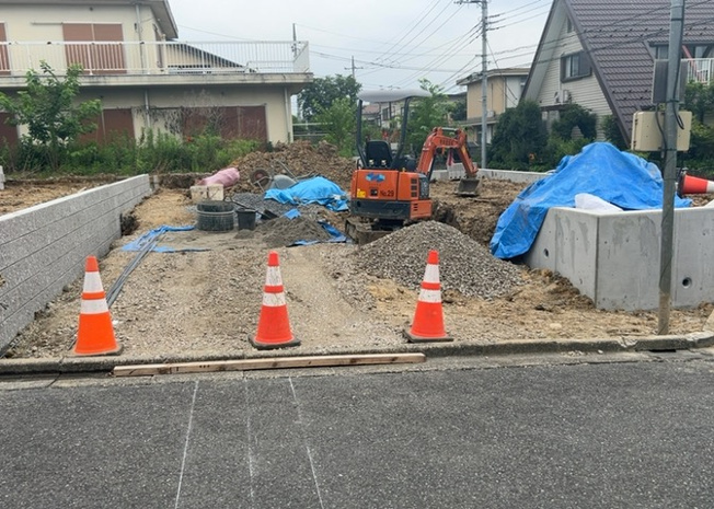 【玄関】 | 玄関ポーチにおいて最も重視すべきと言っても良いのが広さです。適切な広さの玄関ポーチでないと外見的なバランスは崩れてしまいますし、何より使いにくくなってしまいますので、現地で実際に下見をしてみましょう！