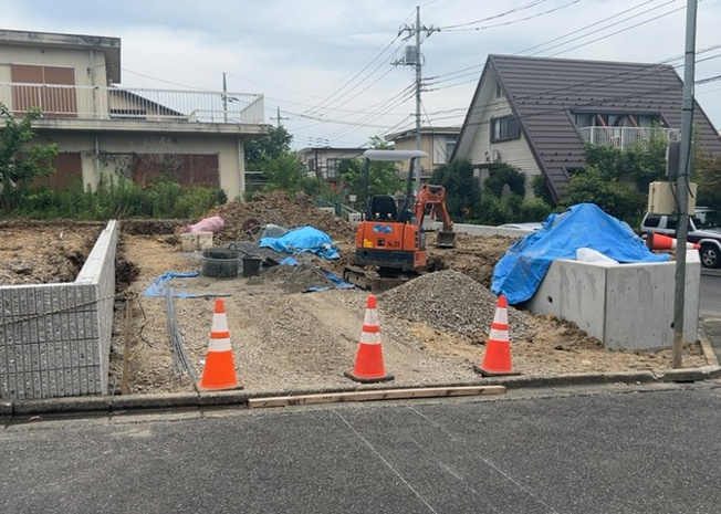 【前面道路含む現地写真】 | 住宅用の土地では前面道路に2m以上接していなければならないと法律で定められています。しかし、お持ちの車のサイズやライフスタイルなどにより、2mでは利便が悪い場合もございますので、事前に確認しましょう。