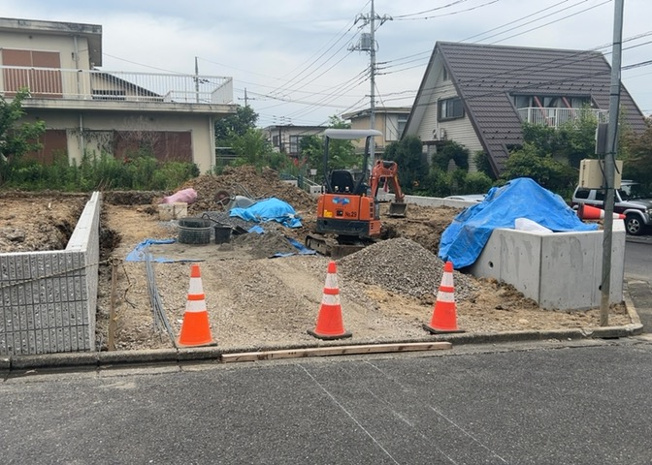 【前面道路含む現地写真】 | お持ちの車種によっては前面道路が広い方が便利でしょう。しかし、前面道路が広ければその分交通量が多くなるため、騒音などが気になる場合があります。実際に現地を見学し、周辺交通量や騒音などを確認しましょう！