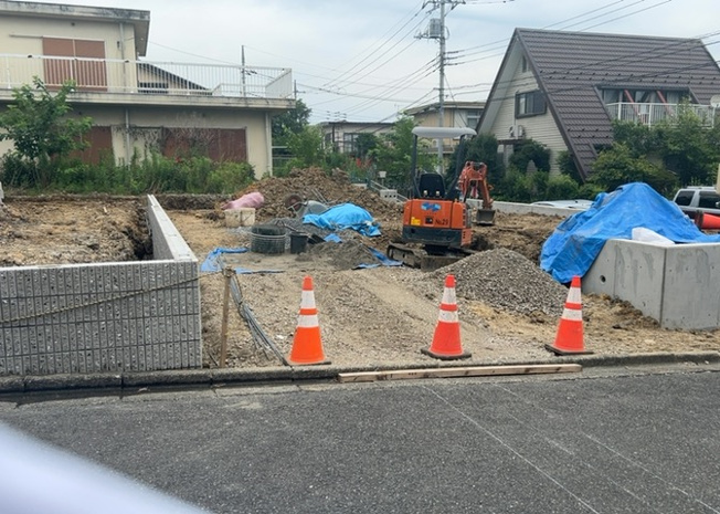 【駐車場】 | 駐車場と明記されていても、最小スペースでつくられた駐車場だと大型車は駐車できなかったり、出入りしにくくなったりする可能性があります。お車のサイズと購入したい物件の駐車場のサイズを現地で確認しましょう。