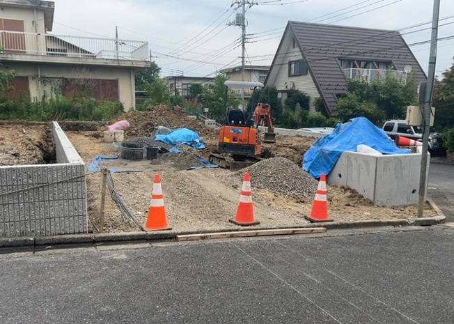 【庭】 | 庭があることでガーデニングや家庭菜園はもちろん、こどもの遊び場やペットを放して遊ぶことができます。また、家の周囲に余裕があるということです。隣地との間があれば、十分な日当たりと、風通しが確保できます。