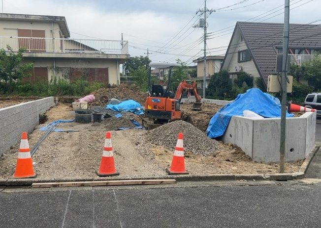 【玄関】 | 玄関は家の顔でもあり、家族以外の目にも止まる場所です。玄関は外との間を仕切る扉、靴などをしまっておく収納スペース、靴脱ぎのたたきスペース、来客とのやり取りをするドアホンなど複数のアイテムからなります。