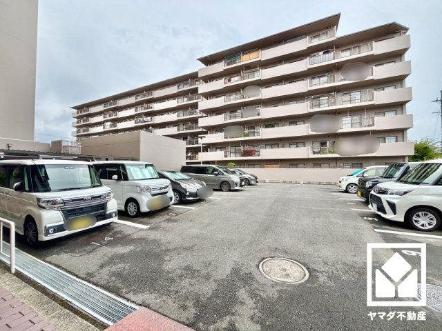 ユニライフ宇治B棟の駐車場