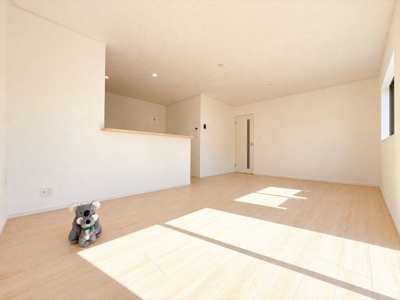 【居間・リビング】 | 高崎市上大島町　新築住宅 | 開放感あふれるリビング・ダイニングは、光と風を感じながら過ごせる心地よい空間。インテリアの映える落ち着いたデザインで、ゆとりある毎日を演出します。