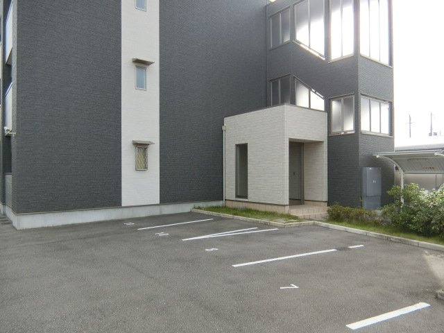 メゾンCoCoの駐車場