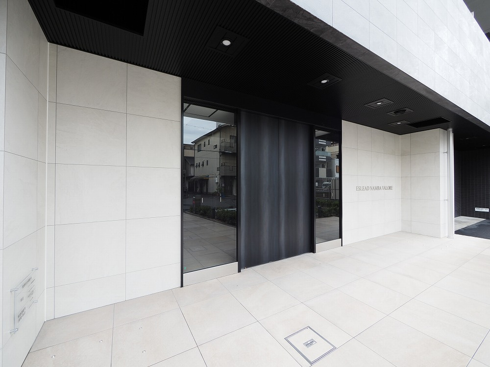 大阪市浪速区塩草３丁目の賃貸マンションのエントランス