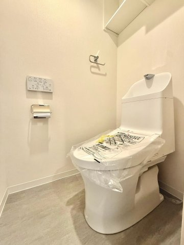 コーシン菊名マンションのその他|落ち着いた色調で統一されたトイレは、コンパクトながらも快適性を重視した上質な空間となっています。
