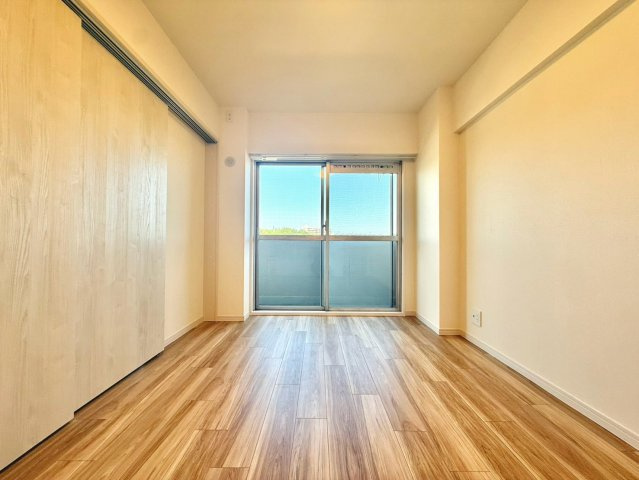 コーシン菊名マンションの洋室|シンプルで上質な内装により、幅広いインテリアに調和する柔軟な空間です。