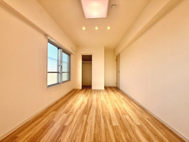 コーシン菊名マンションの洋室|採光に優れた明るい室内は、寝室や書斎など多様な用途に対応できる柔軟性の高い設計です。
