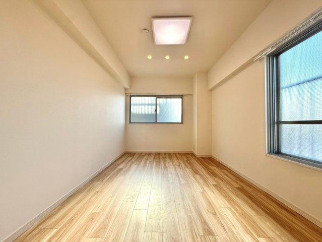 コーシン菊名マンションの洋室|窓配置にも配慮され、採光と通風のバランスに優れた快適な空間です。