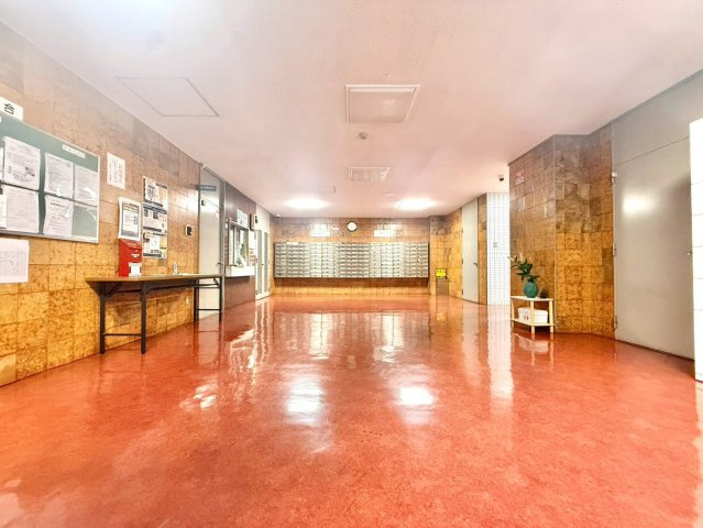 コーシン菊名マンションの玄関|落ち着いた雰囲気が魅力の共用ロビー。