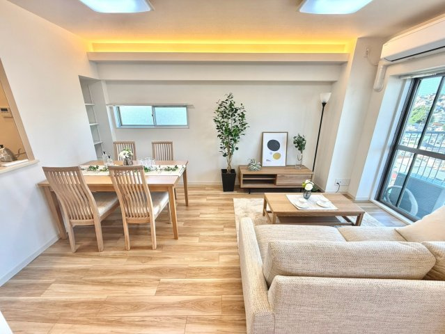 コーシン菊名マンションの居間・リビング|空間全体にゆとりを感じさせる設計で、家族が自然と集まりたくなる温もりあるリビングに仕上がっています。
